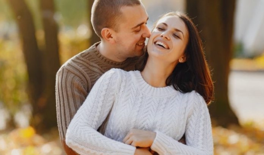 un homme et une femme embrassant en riant