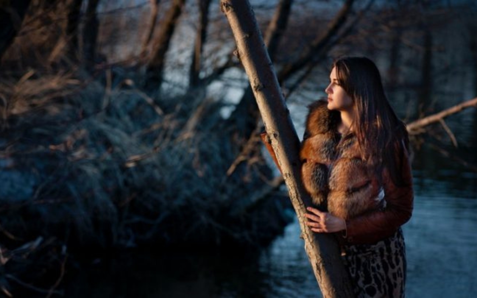 une femme debout pres dun arbre