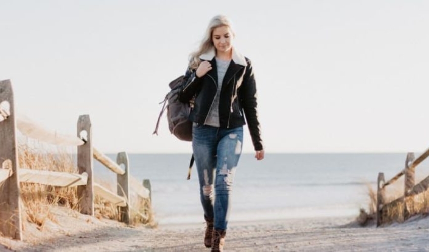 une femme marche dans la rue