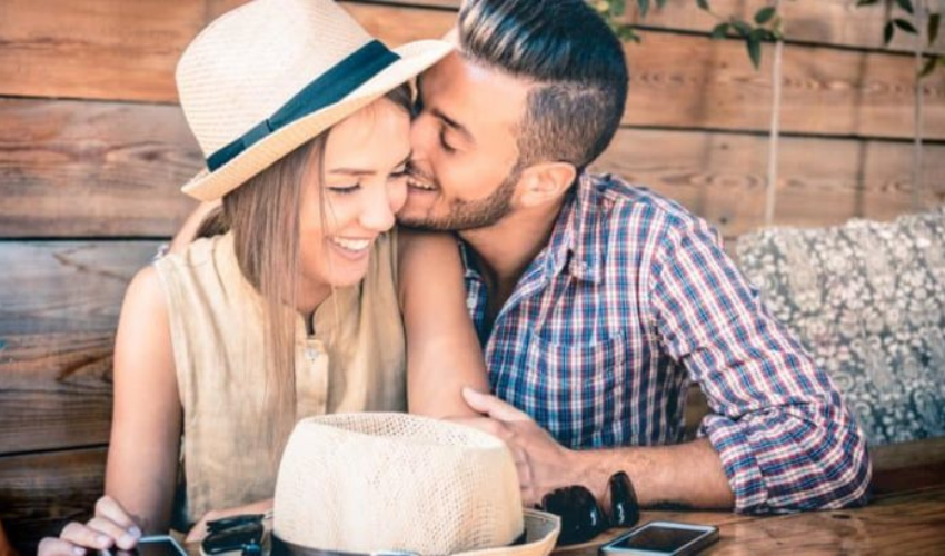 un homme embrasse une femme sur la joue