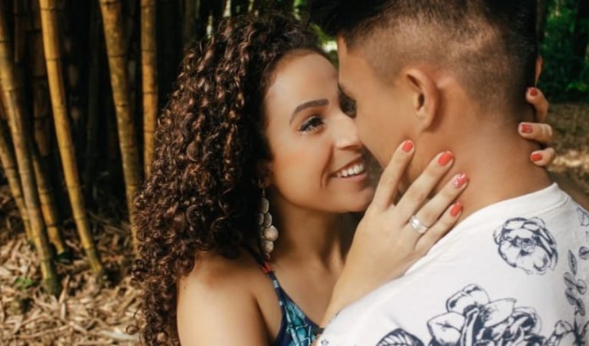la femme a serre lhomme dans ses bras