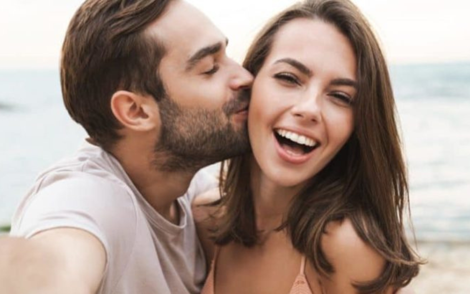 un homme embrasse une femme sur la joue