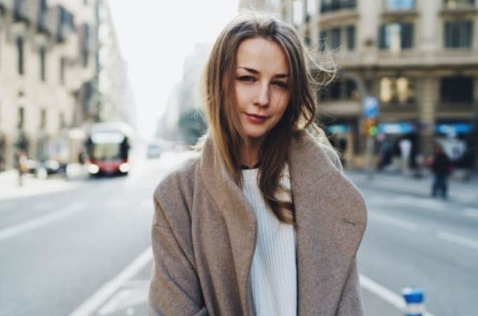 une femme debout dans la rue