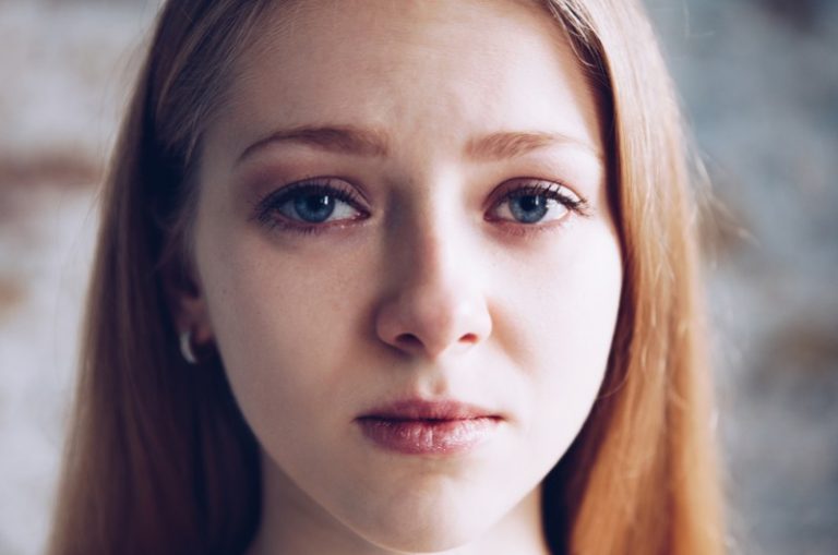 Portrait de jeune fille blonde déprimée triste