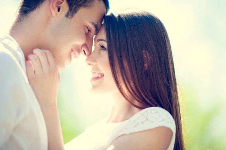 Un couple heureux, souriant et amoureux