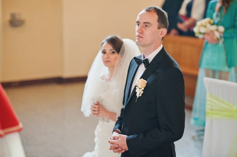 Couple de mariage chrétien priant à l'église catholique