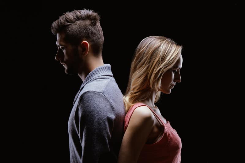 Couple sérieux triste debout dos à dos