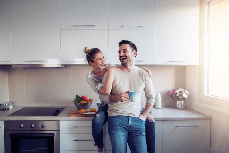 couple heureux en riant dans la cuisine