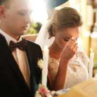 Mariée et marié dans l'église pendant la cérémonie de mariage chrétien