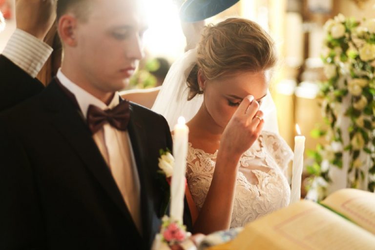 Mariée et marié dans l'église pendant la cérémonie de mariage chrétien
