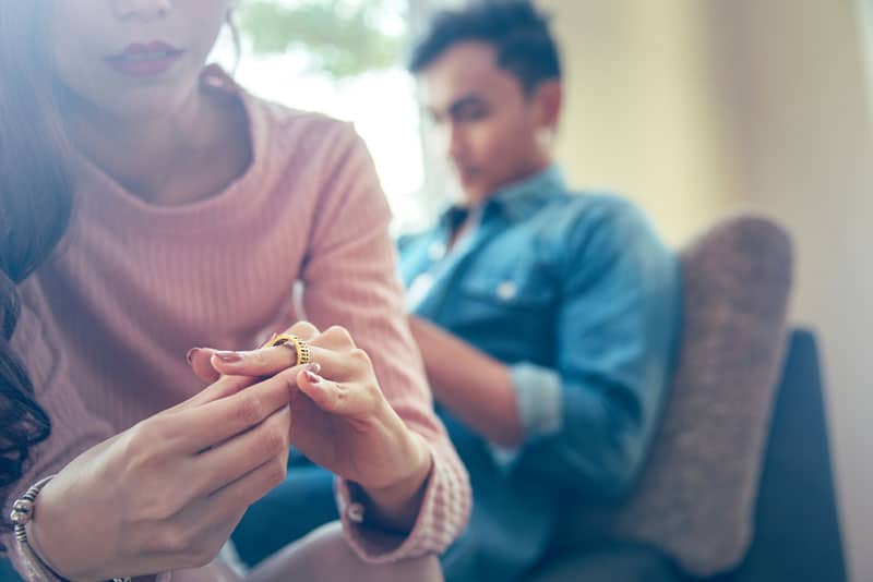 femme décollant la bague