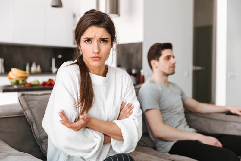 une femme en colère se demandant près de l'homme