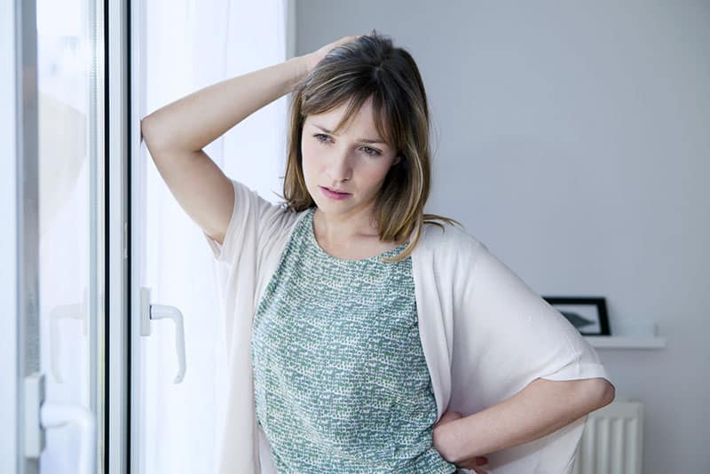 femme inquiète debout à la maison dans les esprits profonds