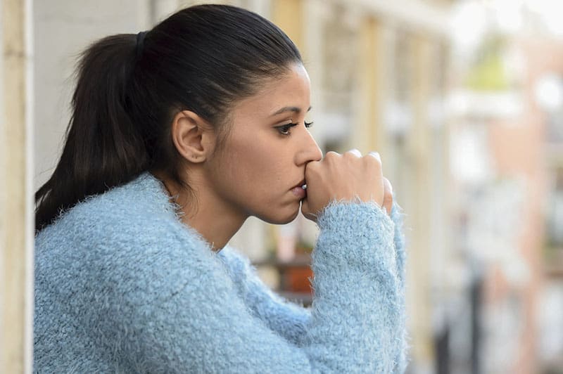 femme inquiète regardant à distance