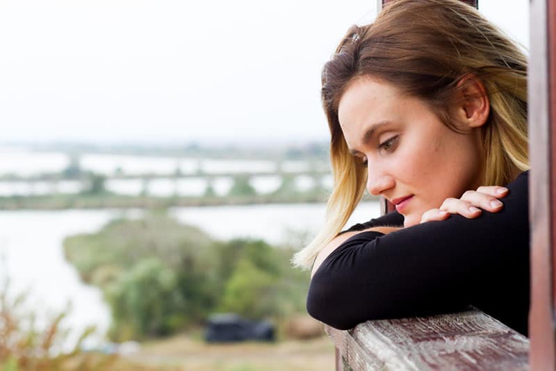 femme inquiète regardant à distance
