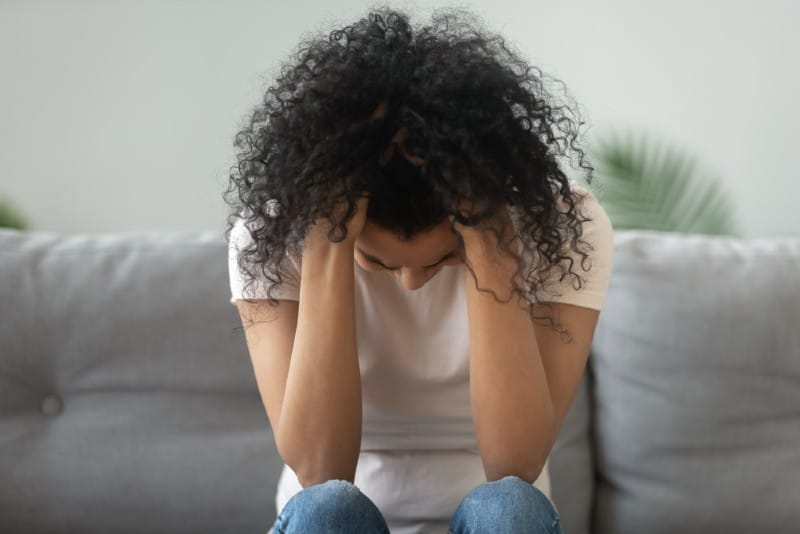 malheureuse femme africaine tenant la tête dans les mains