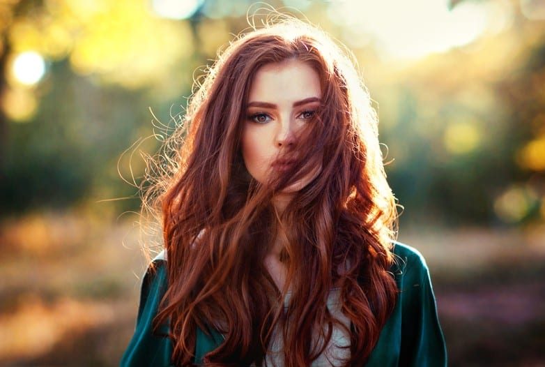 belle fille aux cheveux rouges en robe médiévale verte