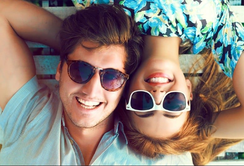 Portrait of happy smiling couple allongé sur le sol en s'amusant