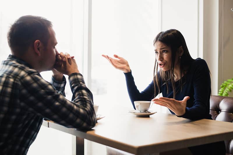 homme criant à l'homme au café
