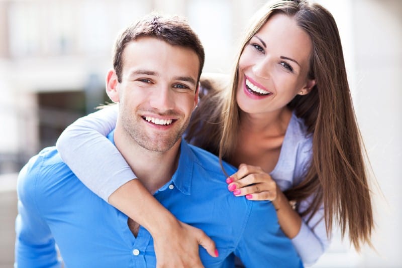 Jeune couple, étreindre