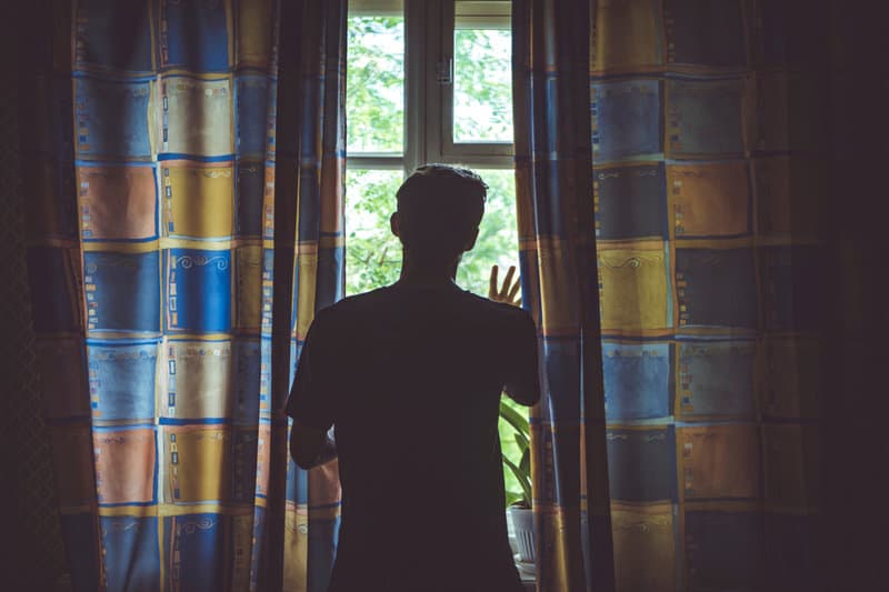 l'homme regarde par la fenêtre