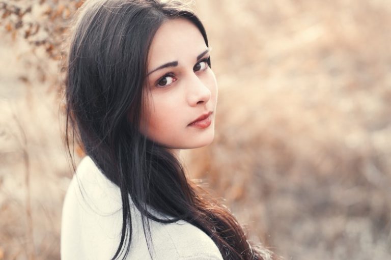 Portrait d'une belle brune par une journée ensoleillée