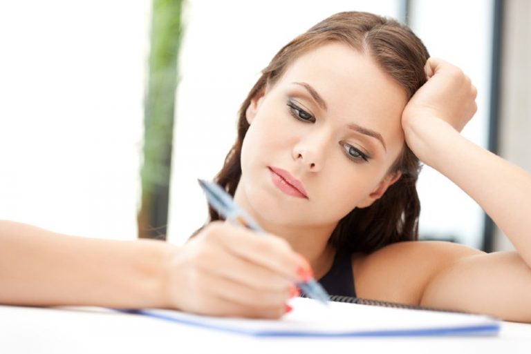 femme écrivant une lettre