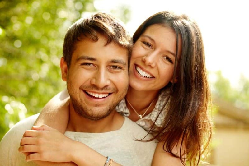 Portrait d'un couple heureux en riant à la caméra