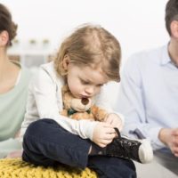 Triste jeune famille avec un petit garçon triste serrant un ours en peluche