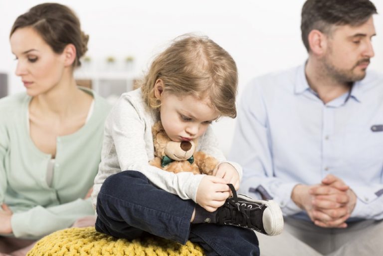 Triste jeune famille avec un petit garçon triste serrant un ours en peluche