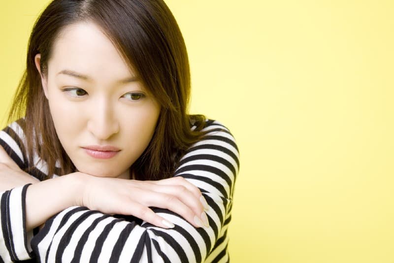 portrait d'une femme triste pensant