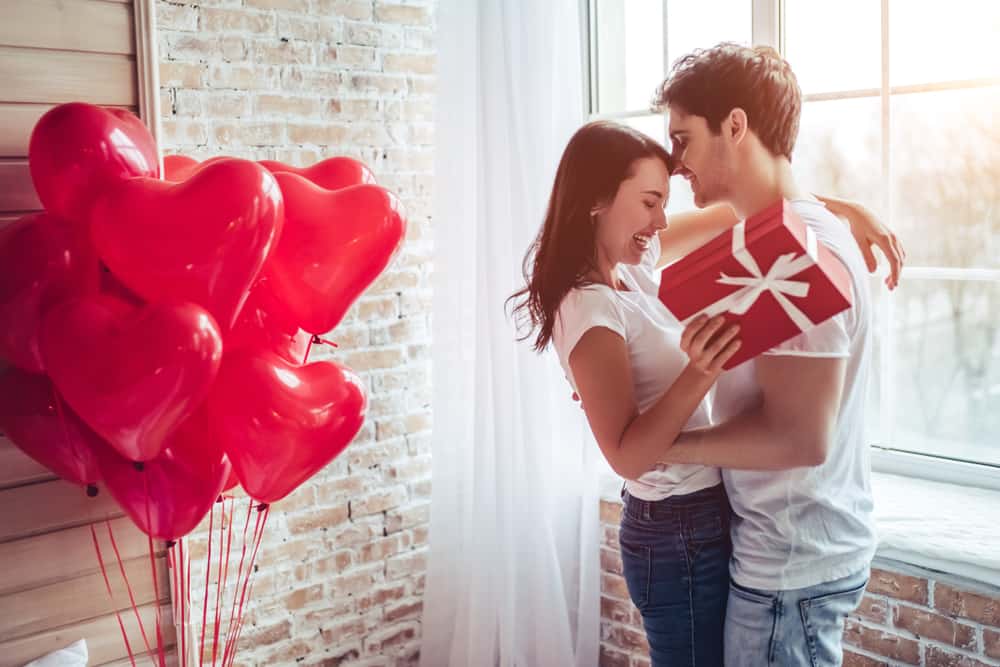 un homme a acheté un cadeau à une femme