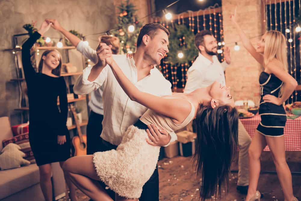 un homme et une femme dans une discothèque avec des amis