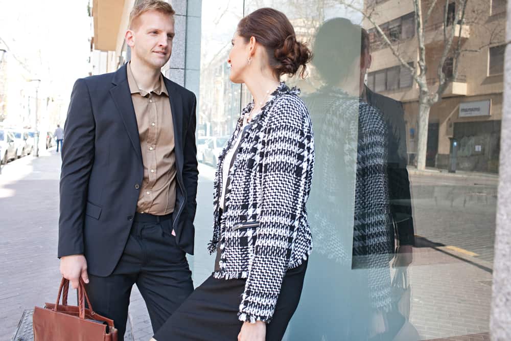 un homme et une femme se lèvent et parlent