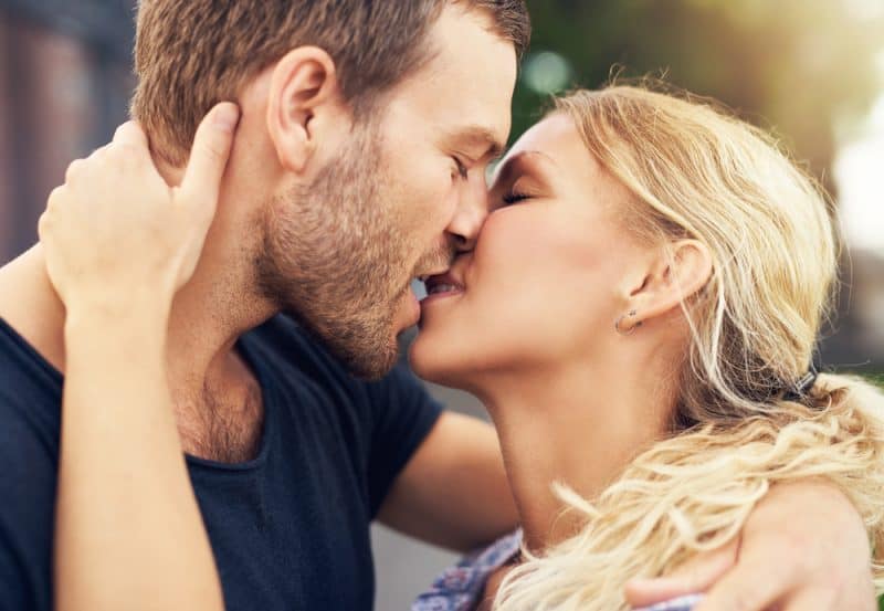 un homme et une femme s'embrassent et rient
