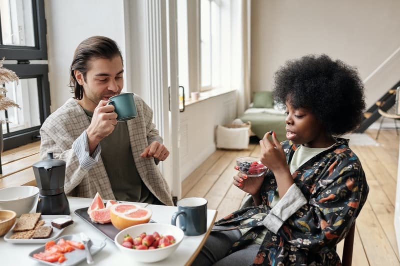 un homme et une femme sont assis à une table