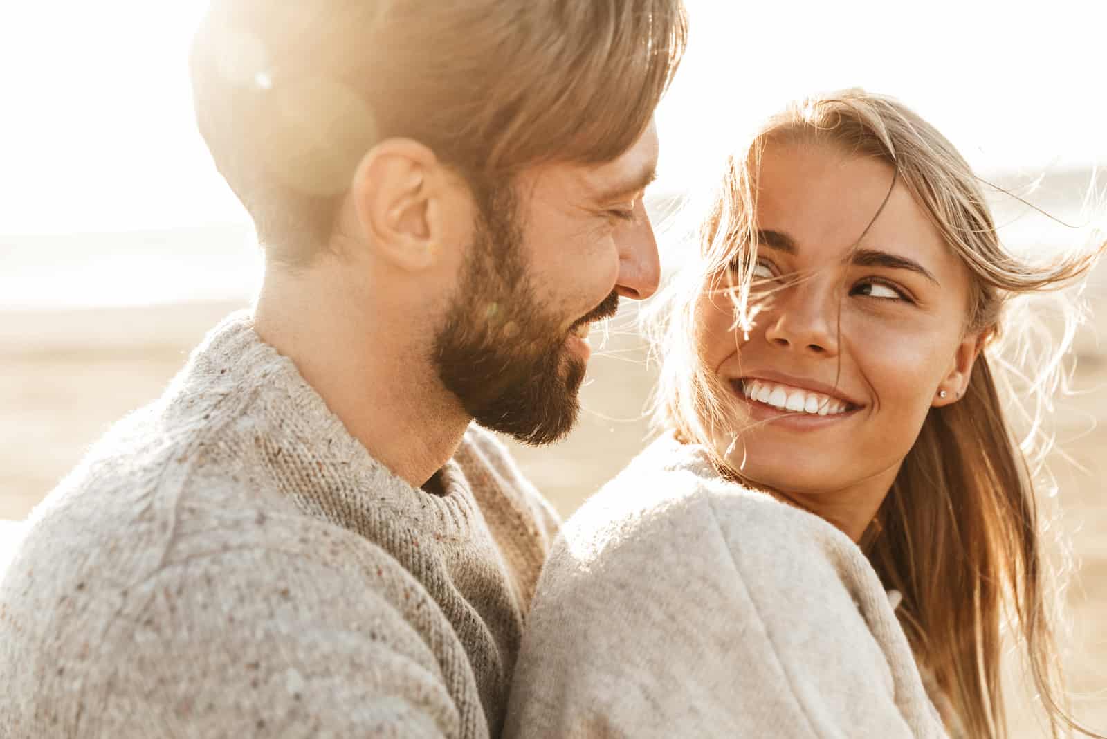 un homme et une femme souriants se regardent