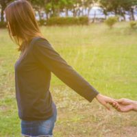 un homme et une femme se tenant la main