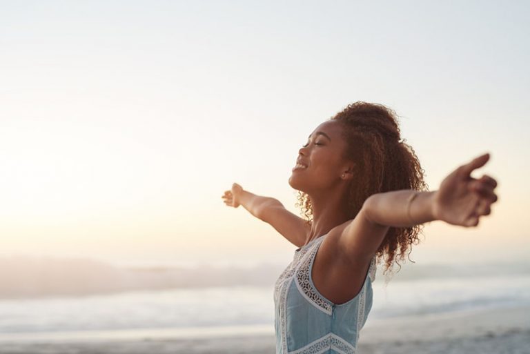 femme heureuse, écartant les bras