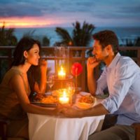 un dîner romantique d'un couple amoureux sur la terrasse