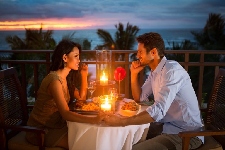 un dîner romantique d'un couple amoureux sur la terrasse