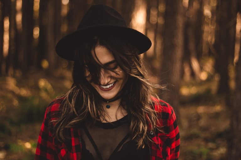 la femme au regard abattu rit