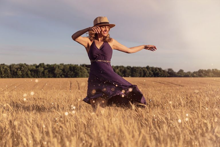 femme heureuse sur le terrain debout