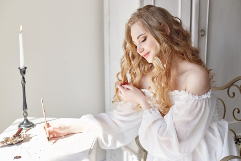 une belle blonde écrit une lettre