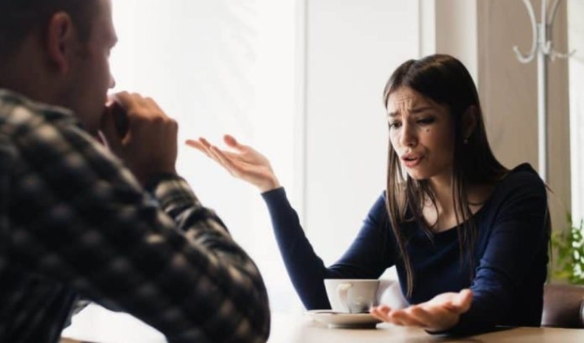 un homme et une femme parlant autour du cafe