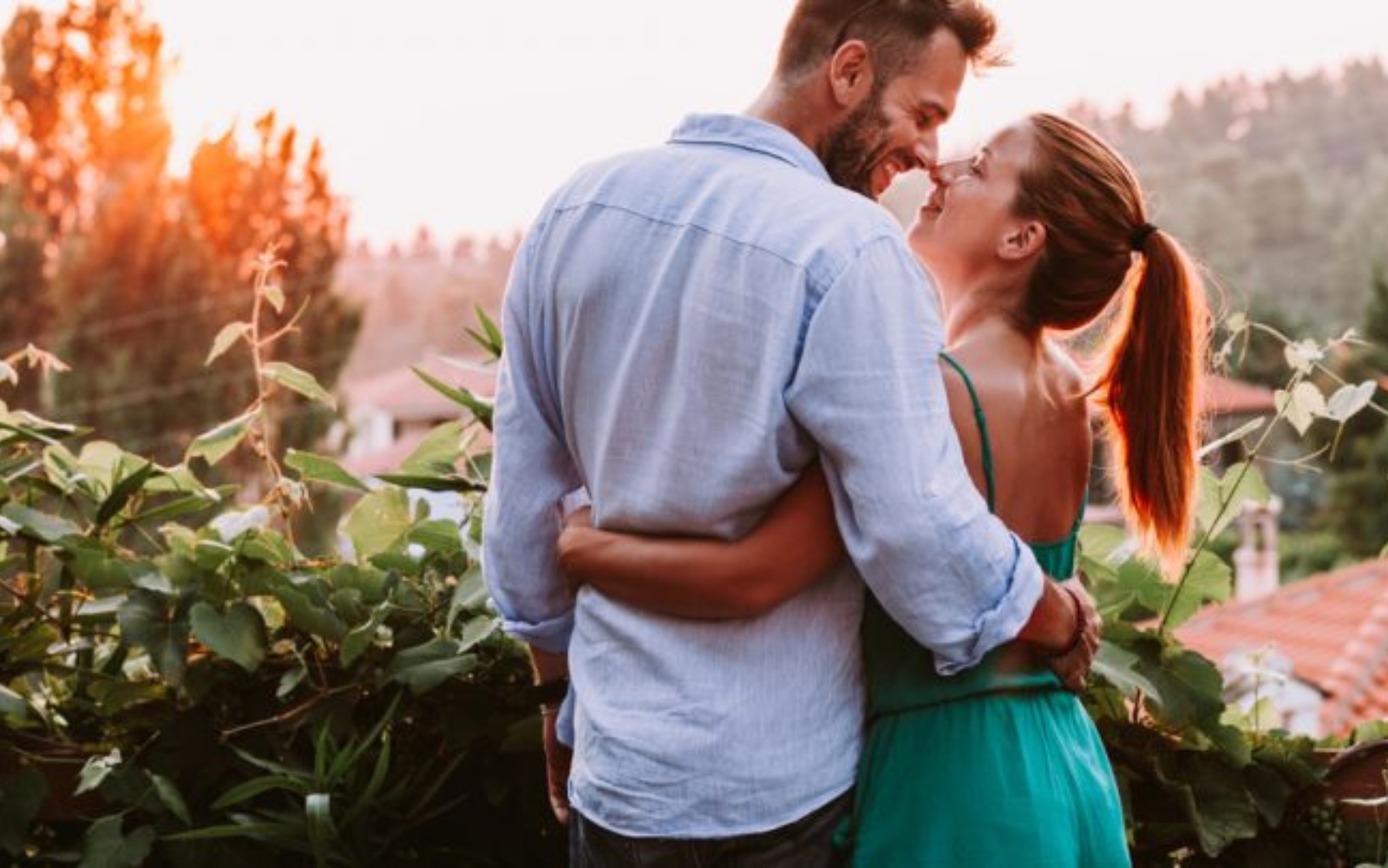 un homme et une femme embrassant