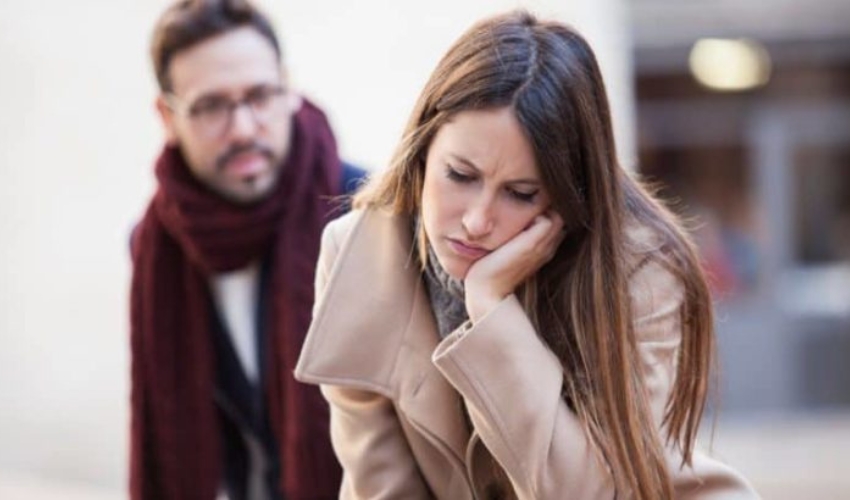 une femme en colere contre un homme