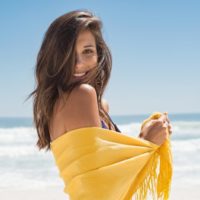 femme sur la plage avec de la graisse jaune