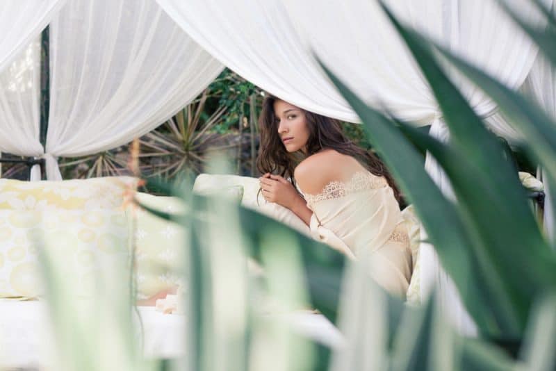 une femme triste est assise sous une tente