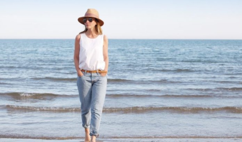 une femme avec un chapeau dresse la place